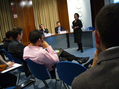 Sesión de formación en el IQS