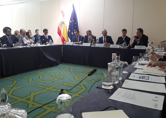 Primera mesa redonda en la cámara de España en Bruselas