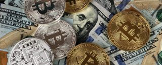 Monedas de bitcoin sobre billetes, imagen sobre constituir una sociedad de criptomonedas en España