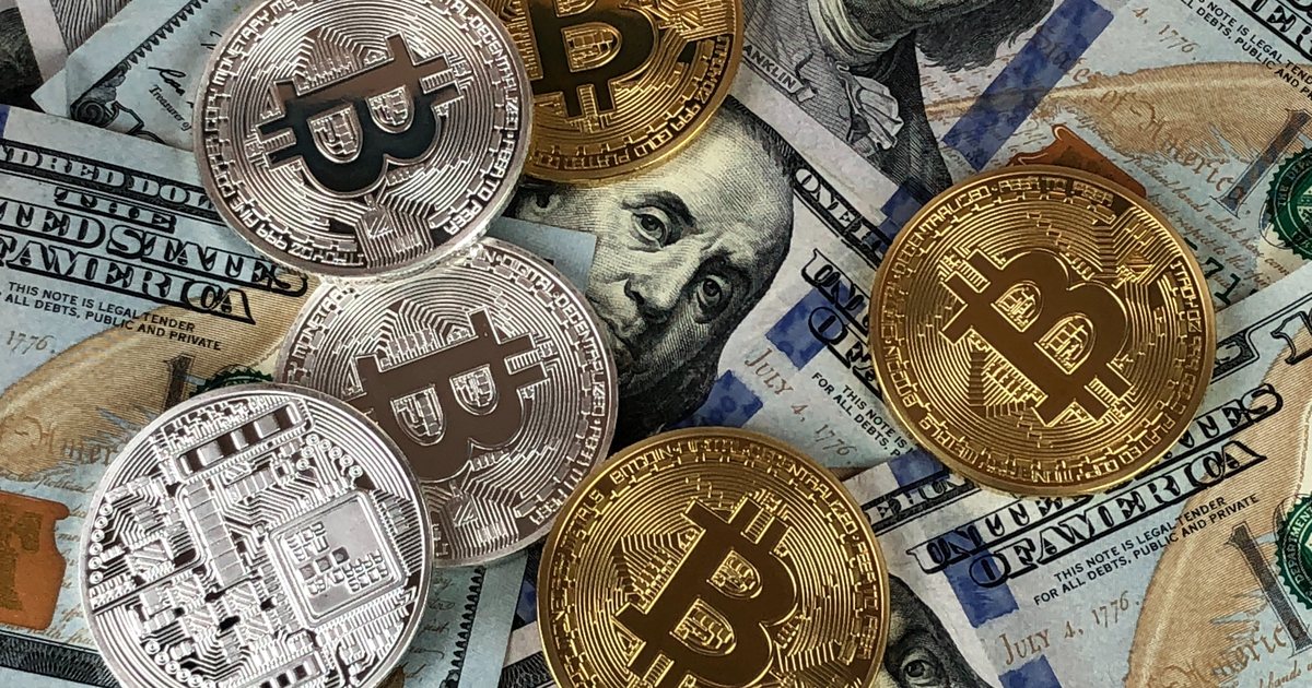Monedas de bitcoin sobre billetes, imagen sobre constituir una sociedad de criptomonedas en España