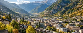 Ilustración de un paisaje urbano de Andorra rodeado por las montañas de los Pirineos
